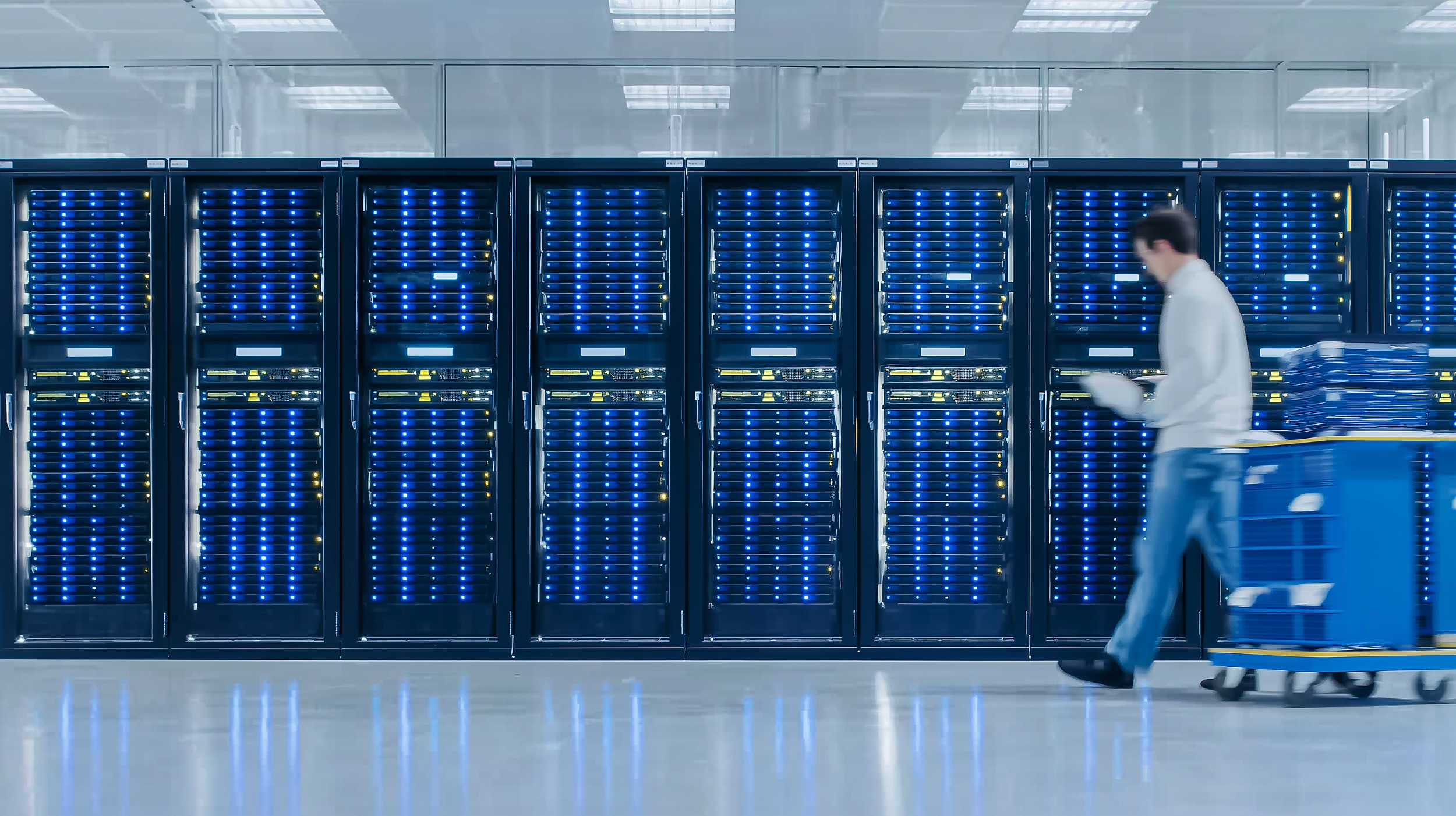 Man in datacentrum